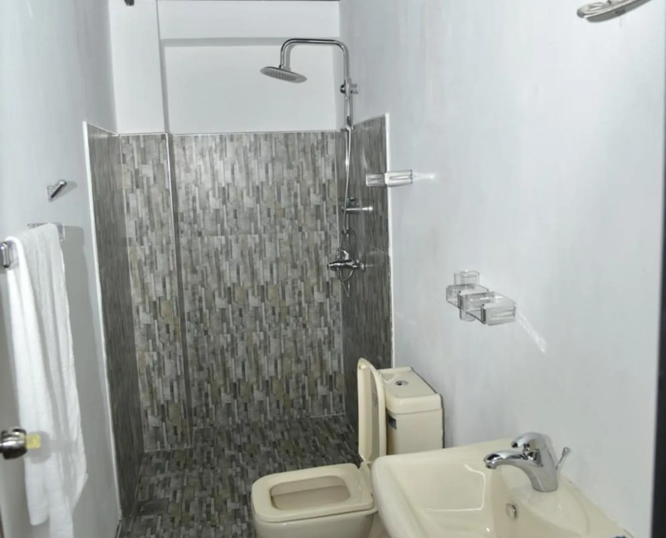 Guest house Shiny Cot Double Room With Lake View Nuwara Eliya Sri Lanka
