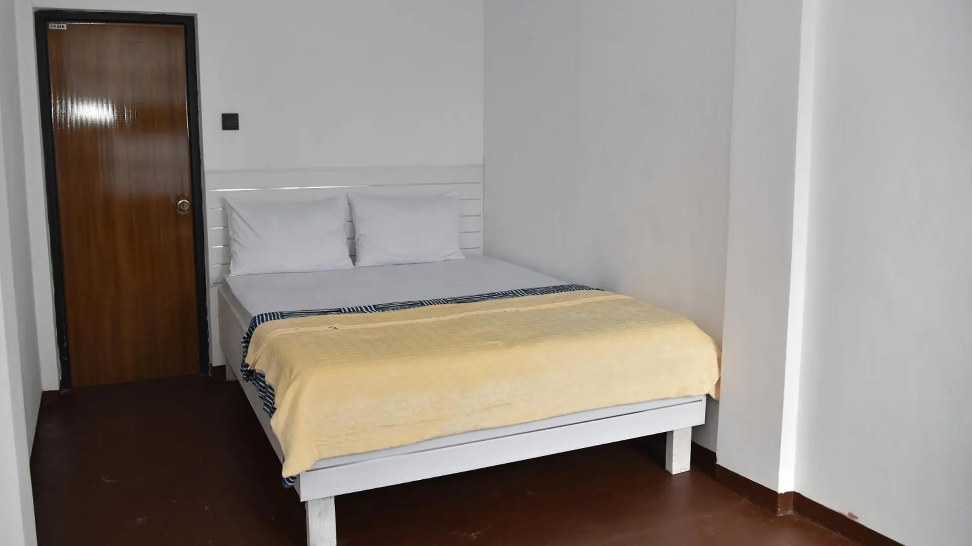 Shiny Cot Double Room With Lake View Nuwara Eliya Guest house