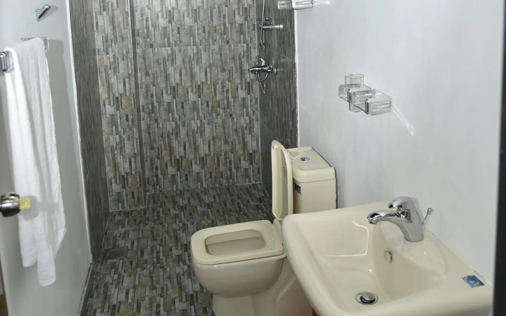 Shiny Cot Double Room With Lake View Nuwara Eliya